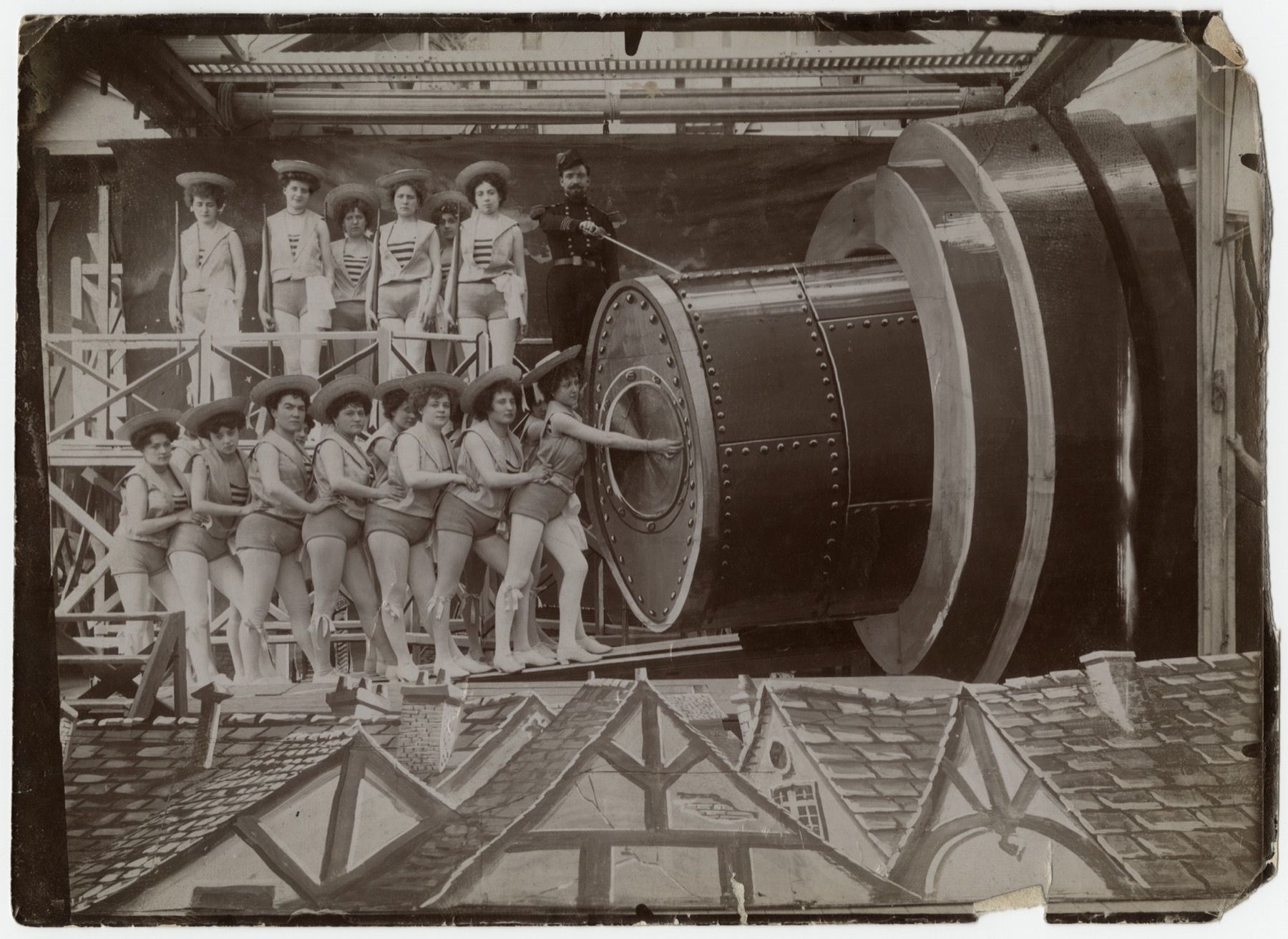 Cannon scene from A Trip to the Moon (1902)